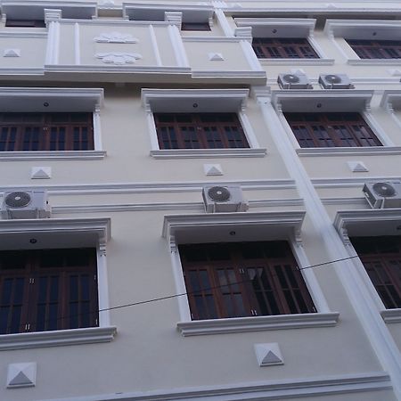 Legenda Beril Hostel Makassar Extérieur photo