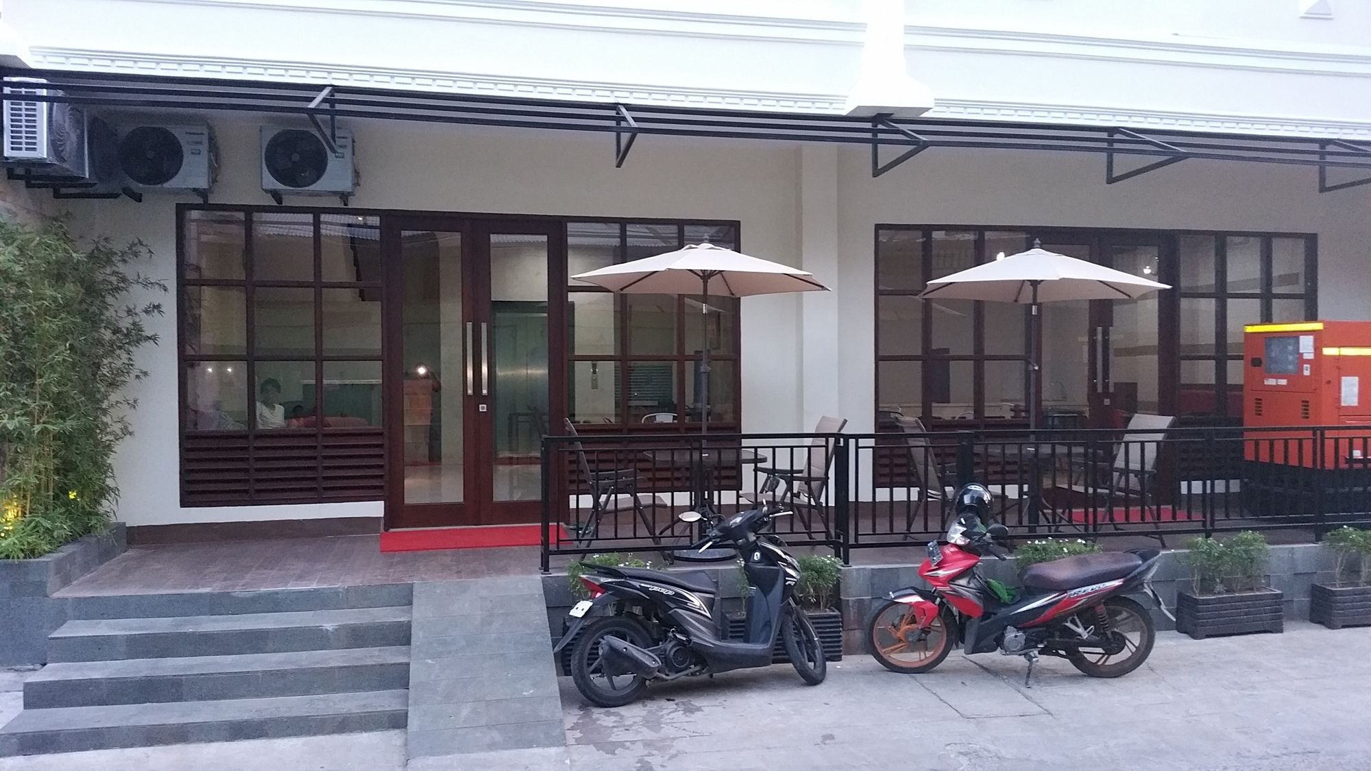 Legenda Beril Hostel Makassar Extérieur photo