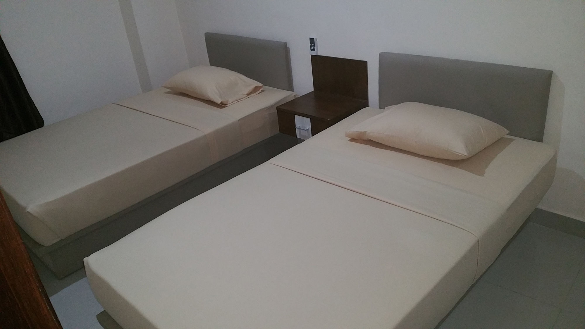Legenda Beril Hostel Makassar Extérieur photo